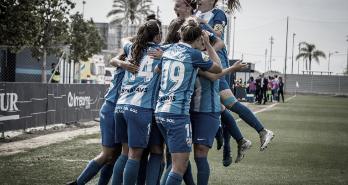 El Málaga celebrando el gol ante el Sporting de Huelva. | Foto: Javi Muñoz (VAVEL)