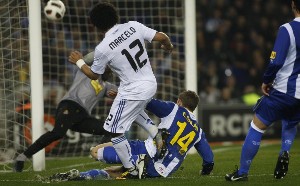 Marcelo salva a un Madrid con 10 jugadores