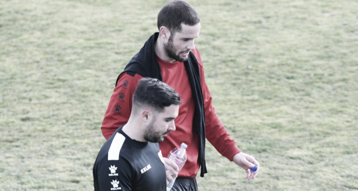 Mario Suárez charla con un miembro del cuerpo técnico durante el entrenamiento | Fotografía: Rayo Vallecano