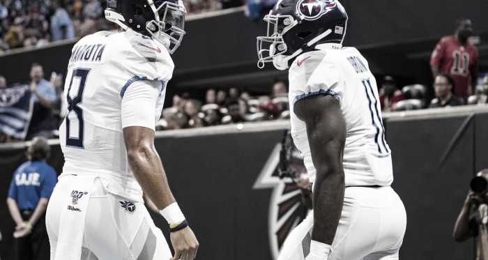 AJ Brown festeja con Mariota su segundo touchdown del día / Imagen: NFL.com