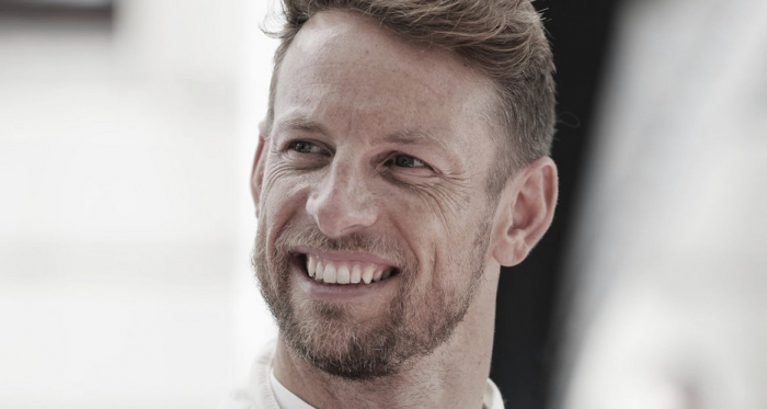 Jenson Button se moja sobre Ferrari