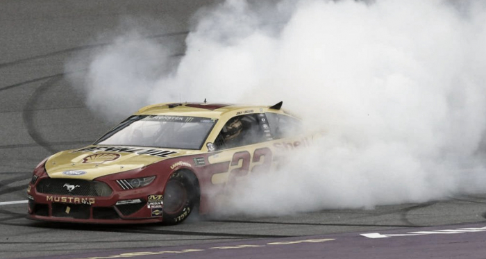 Celebración de Logano (Foto: NASCAR Website)