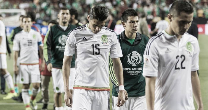 A defeated Mexico leaving the pitch. (Photo: Brandon Farris/VAVEL USA)