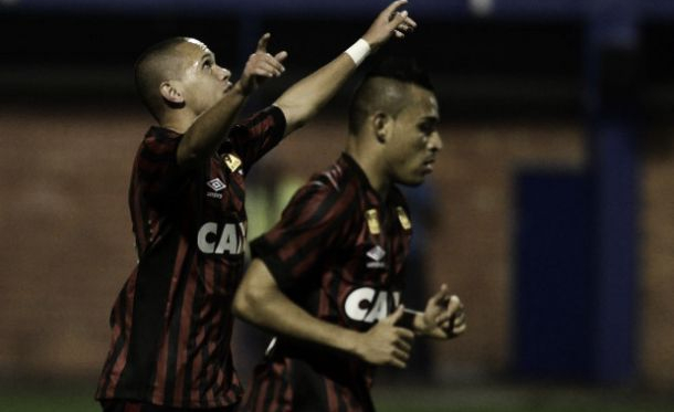 Marcos Guilherme brilha e Atlético-PR bate Avaí com gol no fim