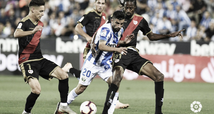 Michael Santos pugnando el esférico con la defensa del Rayo Vallecano | Foto: LaLiga Santander