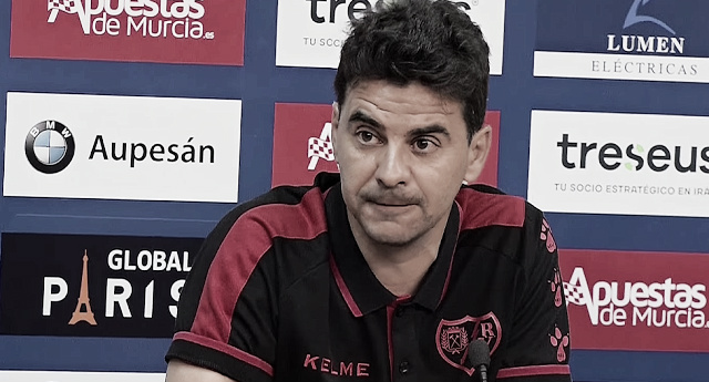 Míchel comparece durante una rueda de prensa | Fotografía: Rayo Vallecano