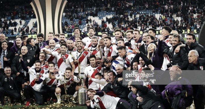 UNIDOS. Jugadores, dirigentes y cuerpo técnico posan con la Libertadores en el césped del Bernabéu. Foto: Getty images