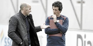 Monchi y Emery conversan tras el entrenamiento