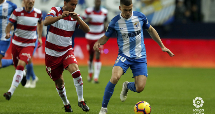 Montoro pelea por una pelota ante la mirada de San Emeterio. Foto: LaLiga.
