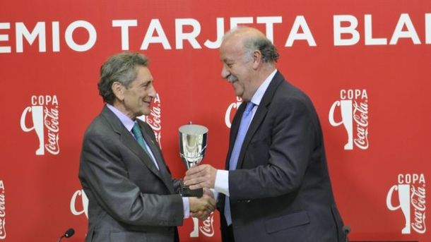 Del Bosque le muestra la Tarjeta Blanca a Carlos Mouriño