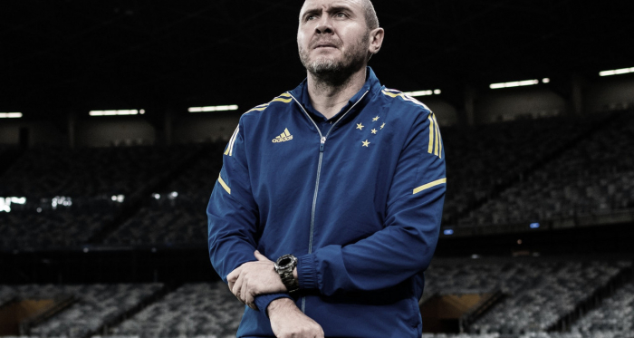 Mozart assume culpa por falha no
sistema defensivo do Cruzeiro: “Triste comigo mesmo”