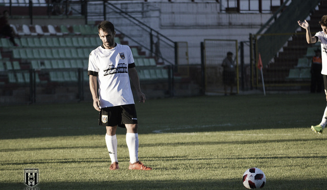  Antxón Muneta, con la elástica romana. | Foto: Mérida AD