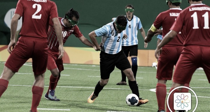 Ángel Deldo frente a la miltitud iraní | Foto: Paradeportes