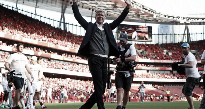 wenger saluta i tifosi dell'arsenal (fonte foto twitter arsenal)