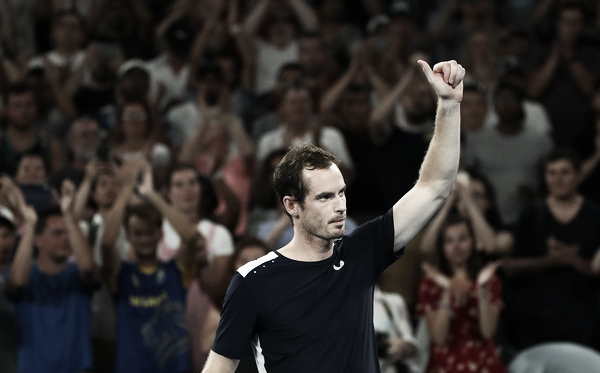 Andy Murray saluda al público tras caer en el Open de Australia ante Roberto Bautista. Foto: zimbio.com