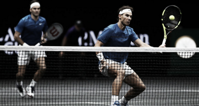 Roger Federer y Rafa Nadal en acción durante la Laver Cup 2017 en Praga. Foto: zimbio.com