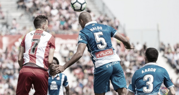 Naldo disputa un balón con Stuani en el partido del año pasado en Montilivi // Foto: LaLiga.