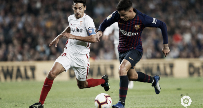 Navas brega con Coutinho por un balón
