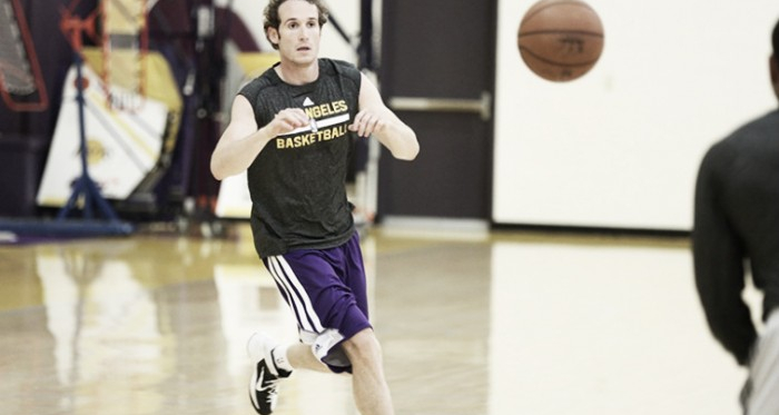 Los Angeles Lakers garante contrato de Marcelinho Huertas até o fim da temporada