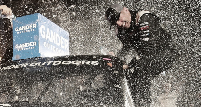 Celebración de Biffle en Victory Lane (Foto: NBC Sports Website)