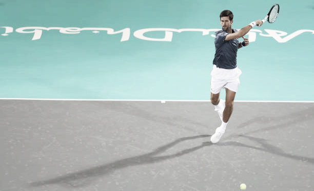 Novak Djokovic durante su partido frente a Karen Khachanov en Abu Dhabi. Foto: gettyimages.es