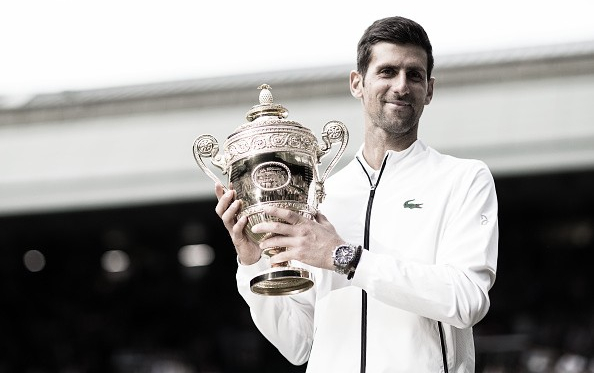 Djokovic posa con su trofeo que lo acredita campeón de Wimbledon por quinta vez. Foto: gettyimages.es