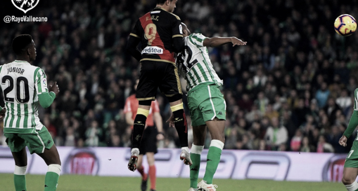 Raúl de Tomás rematando a puerta | Fotografía: Rayo Vallecano S.A.D.