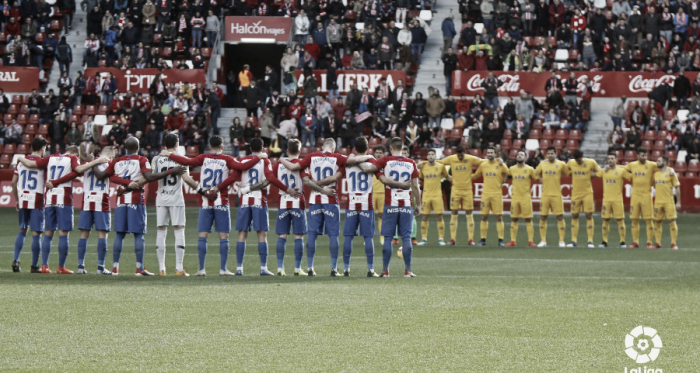 Ambos equipos guardan un minuto de silencio antes del inicio del partido. | LaLiga 1|2|3.