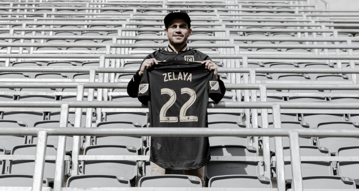 Rodolfo Zelaya posando con el dorsal 22 | Fotografía: LAFC 