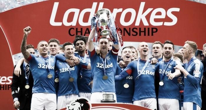 Lee Wallace holds the championship trophy aloft | Photo: dailyrecord.co.uk