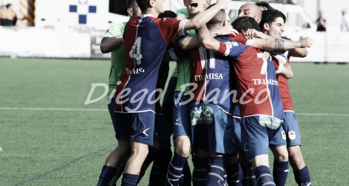 Los jugadores del UP Langreo celebran el tanto del ascenso. Foto: Diego Blanco | VAVEL.