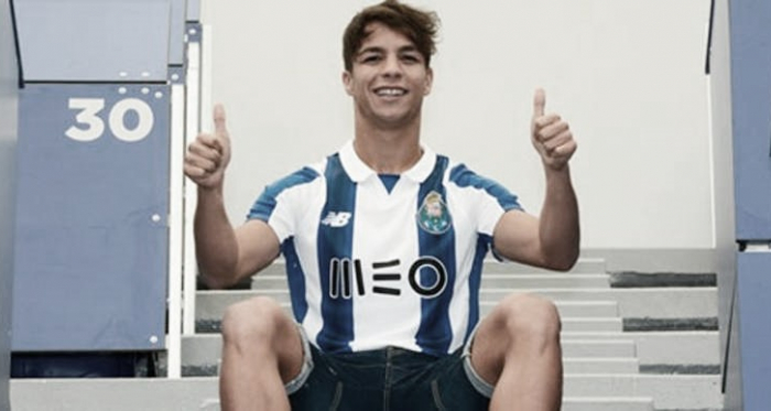 Oliver posando con la camiseta del Porto. Fuente: FC Porto