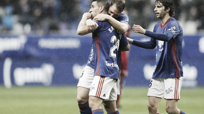 Sául Berjón celebra junto a Carlos Hernandez y Fabbrini el gol del asturiano en la última victoria en en Tartiere. Imagen: realoviedo.com
