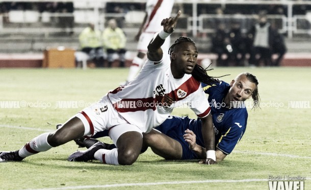 Manucho siendo derribado por un rival | Fotografía: Rodri J Torrellas