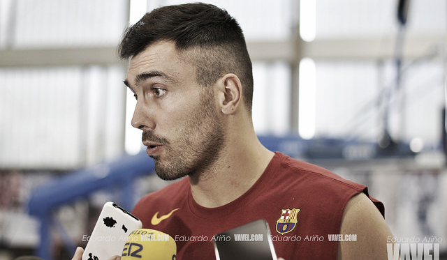 Oriola, atendiendo a los medios. | Foto: Eduardo Ariño (VAVEL)
