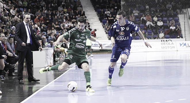 Llamas, de Osasuna Magna, ante Dani Santos, del Viña Albali Valdepeñas. Foto vía: www.lnfs.es