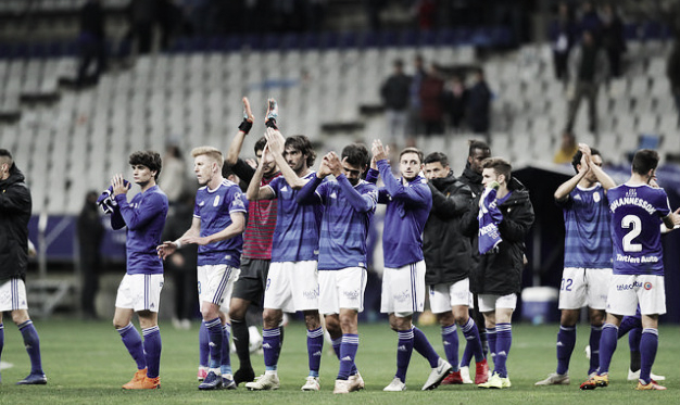 Saludo de la plantilla a la afición carbayona | Imagen: Real Oviedo
