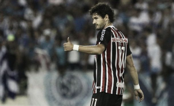 Substituído nos últimos jogos, Pato justifica más atuações com 'nova função'