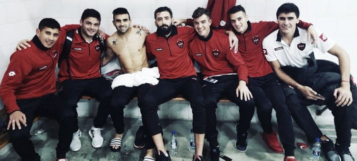 Todos los jugadores de la foto salvo el Chelo Guzmán estuvieron trabajando a la par del grupo. Foto: Prensa C.A.P.