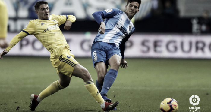 Pau Torres ante el Cádiz. | Foto: LaLiga