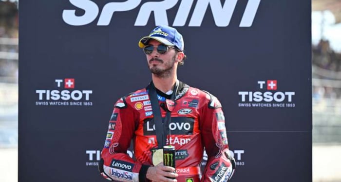 Pecco Bagnaia se aprovecha del error de Pedro Acosta y gana la sprint en Japón 