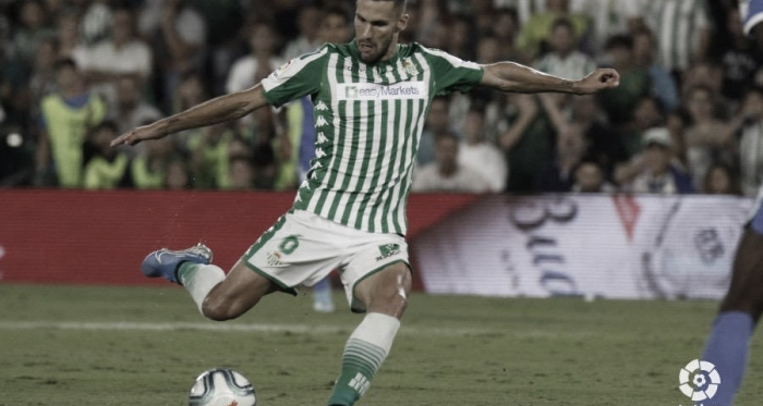 En la imagen, Pedraza golpea el balón. Foto: LaLiga Santander