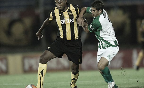 Marcelo Zalayeta es marcado por Rodrigo Brasesco en un Peñarol-Racing
