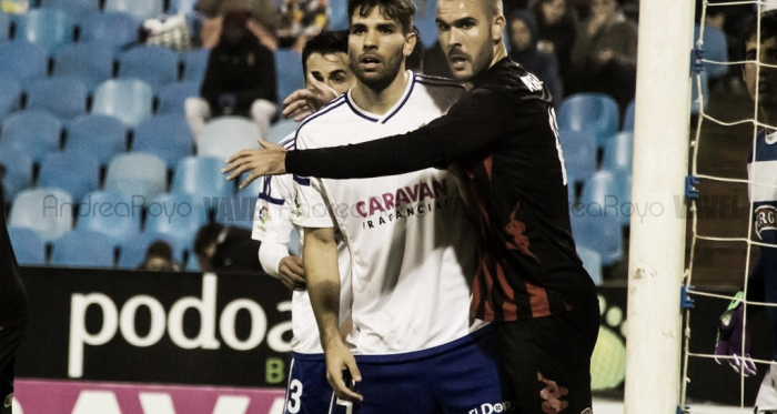 Pichu Atienza defiende a Leandro Cabrera en un balón parado. Fuente: Andrea Royo (VAVEL)