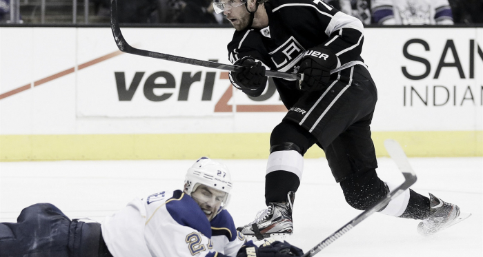 Alex Pietrangelo (STL) intenta tapar un tiro de Jeff Carter (LAK) | Foto: iDnes - Hokej