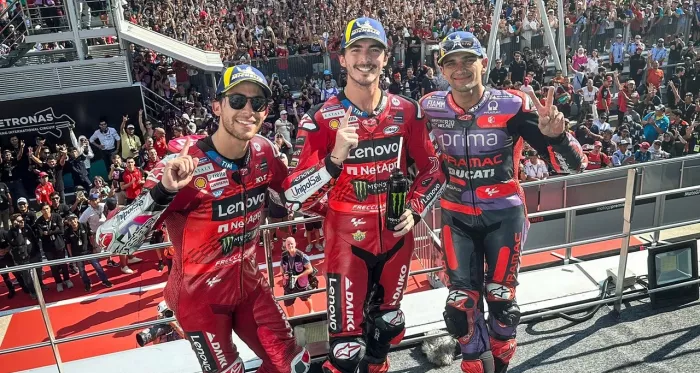 Francesco Bagnaia a lo más alto del podio en Malasia 