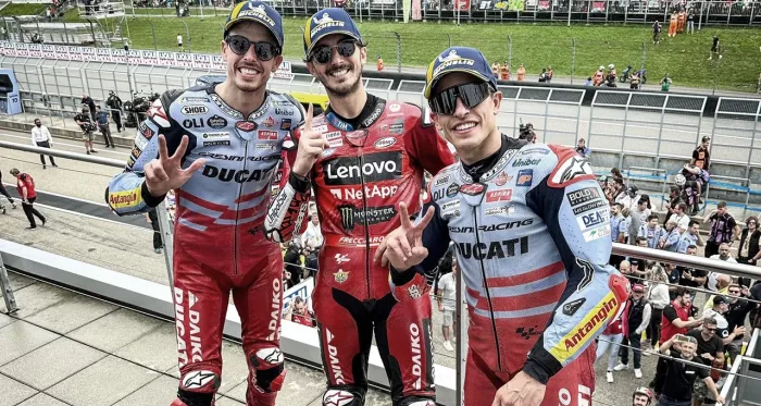 Francesco Bagnaia brilla en Sachsenring junto a los hermanos Márquez 