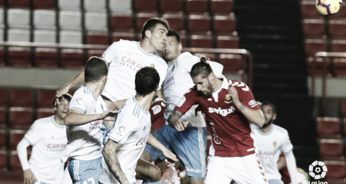 Albentosa lucha por la pelota ante cuatro rivales <vía LaLiga>