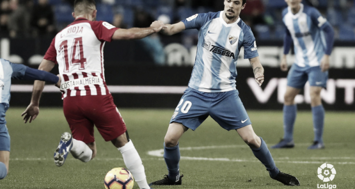 Morán, una de las nuevas incorporaciones, trata de recuperar un balón | Foto: LaLiga