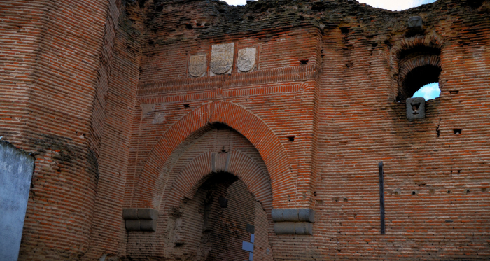 El inconfundible castillo-fortaleza de Casarrubios del Monte